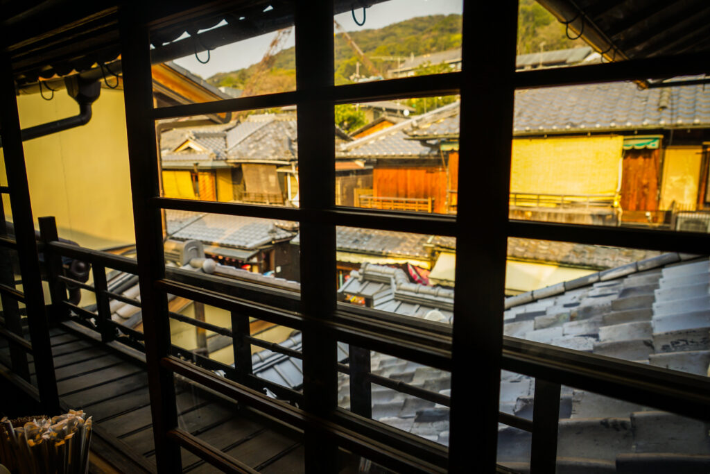 窓から見える京都の街並み